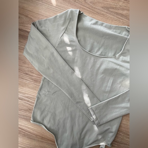 NWOT SKIMS Essential Long Sleeve Scoop Neck Bodysuit - S/M - Picture 3 of 6